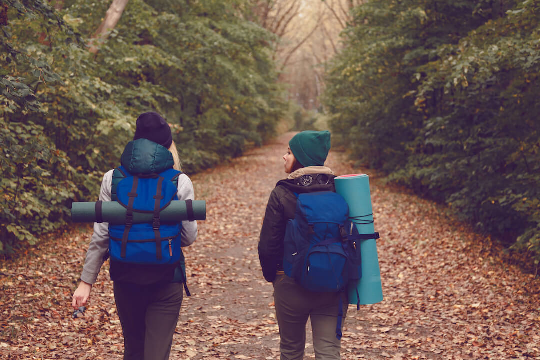 Deux amies font de la randonnée dans les bois